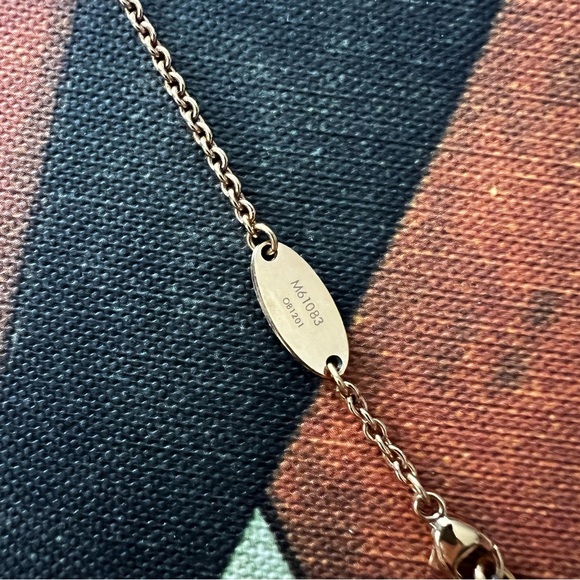 LOUIS VUITTON Gold Essential V Necklace - Picture 8 of 11